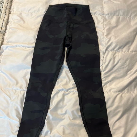 ALO High Waisted Camo Vapor Leggings - Picture 4 of 9